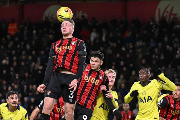 Bournemouth v Tottenham Hotspur Premier League Adrien Truffert of Bournemouth wins a header during the Premier League match at the Vitality Stadium, Bournemouth 07 01 2026 UK Newspapers OUT Copyright: xJeremyxLandeyx FIL-22755-0036
