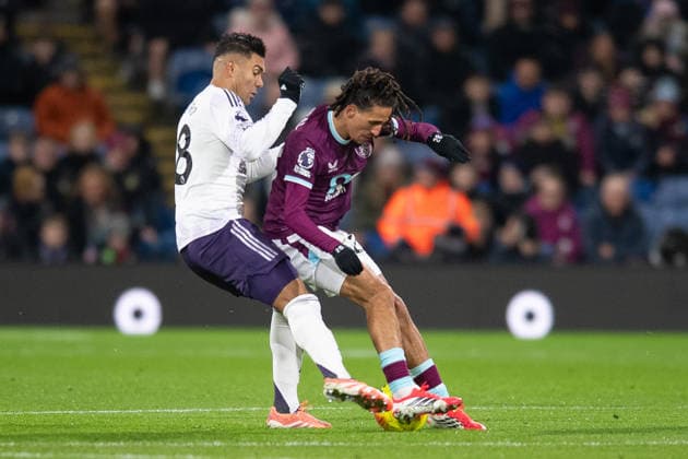 Burnley v Manchester United, ManU Premier League Casemiro of Manchester United challenges Hannibal Mejbri of Burnley during the Premier League between Burnley and Manchester United at Turf Moor, Burnley 07 01 2026 UK Newspapers OUT Copyright: xMattxWilkinsonx FIL-22757-0033