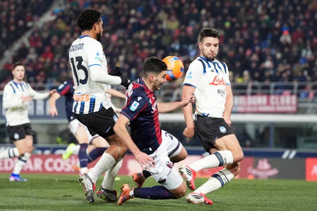 Bologna s Nicolo Cambiaghi fights for the ball with Atalanta s Ederson during the Serie A soccer match between Bologna and Atalanta at the Renato DallÕAra Stadium in Bologna, north Italy - Wednesday, January 7, 2026 -  Copyright: xMassimoxPaolone LaPressex