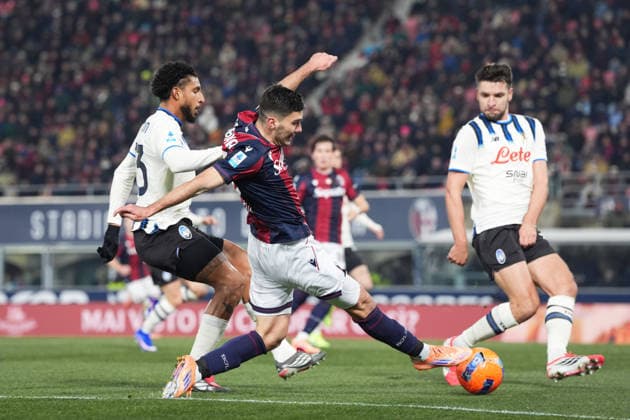 Bologna s Nicolo Cambiaghi fights for the ball with Atalanta s Ederson during the Serie A soccer match between Bologna and Atalanta at the Renato DallÕAra Stadium in Bologna, north Italy - Wednesday, January 7, 2026 -  Copyright: xMassimoxPaolone LaPressex