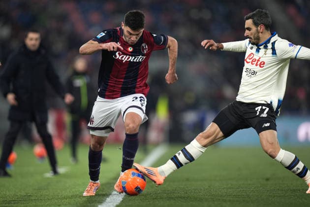 Bologna s Nicolo Cambiaghi fights for the ball with AtalantaÕs Davide Zappacosta during the Serie A soccer match between Bologna and Atalanta at the Renato DallÕAra Stadium in Bologna, north Italy - Wednesday, January 7, 2026 -  Copyright: xMassimoxPaolone LaPressex