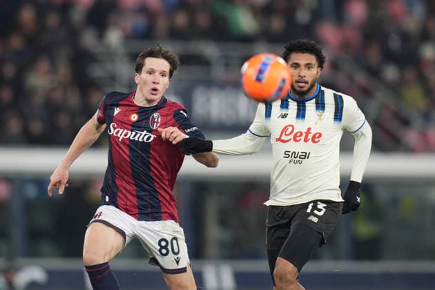 Bologna s Giovanni Fabbian fights for the ball with Atalanta s Ederson during the Serie A soccer match between Bologna and Atalanta at the Renato DallÕAra Stadium in Bologna, north Italy - Wednesday, January 7, 2026 -  Copyright: xMassimoxPaolone LaPressex
