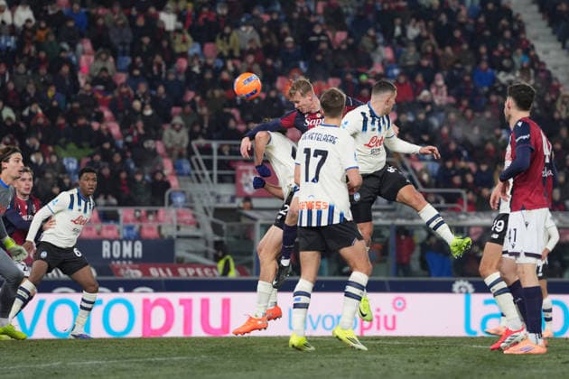 Bologna s Torbjorn Heggem fights for the ball with AtalantaÕs Giorgio Scalvini during the Serie A soccer match between Bologna and Atalanta at the Renato DallÕAra Stadium in Bologna, north Italy - Wednesday, January 7, 2026 -  Copyright: xMassimoxPaolone LaPressex