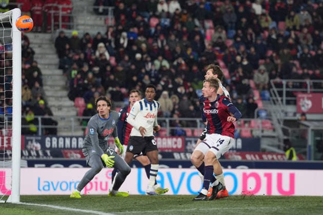 Bologna s Torbjorn Heggem fights for the ball with AtalantaÕs Giorgio Scalvini during the Serie A soccer match between Bologna and Atalanta at the Renato DallÕAra Stadium in Bologna, north Italy - Wednesday, January 7, 2026 -  Copyright: xMassimoxPaolone LaPressex