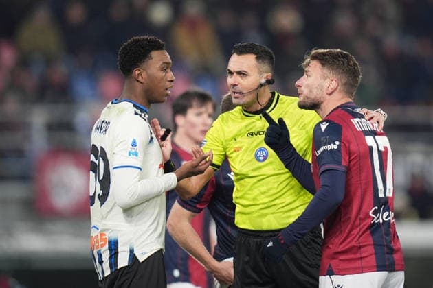 Bologna s Ciro Immobile and referee Marco Di Bello shouts instructions to Atalanta s Honest Ahanor during the Serie A soccer match between Bologna and Atalanta at the Renato DallÕAra Stadium in Bologna, north Italy - Wednesday, January 7, 2026 -  Copyright: xMassimoxPaolone LaPressex