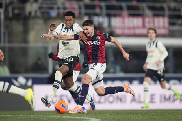 Bologna s Nicolo Cambiaghi fights for the ball with Atalanta s Honest Ahanor during the Serie A soccer match between Bologna and Atalanta at the Renato DallÕAra Stadium in Bologna, north Italy - Wednesday, January 7, 2026 -  Copyright: xMassimoxPaolone LaPressex