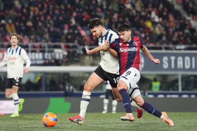 Bologna s Nicolo Cambiaghi fights for the ball with AtalantaÕs Berat Djimsiti during the Serie A soccer match between Bologna and Atalanta at the Renato DallÕAra Stadium in Bologna, north Italy - Wednesday, January 7, 2026 -  Copyright: xMassimoxPaolone LaPressex