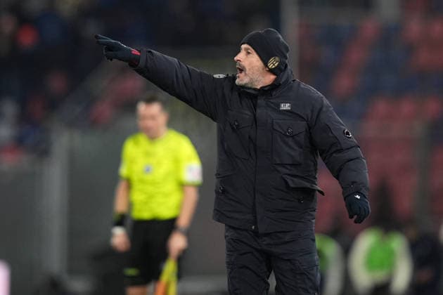 Bologna s head coach Vincenzo Italiano shouts instructions to his players during the Serie A soccer match between Bologna and Atalanta at the Renato DallÕAra Stadium in Bologna, north Italy - Wednesday, January 7, 2026 -  Copyright: xMassimoxPaolone LaPressex