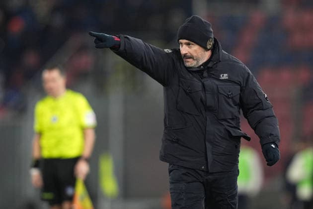 Bologna s head coach Vincenzo Italiano shouts instructions to his players during the Serie A soccer match between Bologna and Atalanta at the Renato DallÕAra Stadium in Bologna, north Italy - Wednesday, January 7, 2026 -  Copyright: xMassimoxPaolone LaPressex