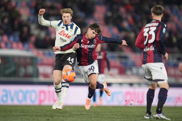 Bologna s Benjamin Dominguez fights for the ball with Atalanta s Marco Brescianini during the Serie A soccer match between Bologna and Atalanta at the Renato DallÕAra Stadium in Bologna, north Italy - Wednesday, January 7, 2026 -  Copyright: xMassimoxPaolone LaPressex