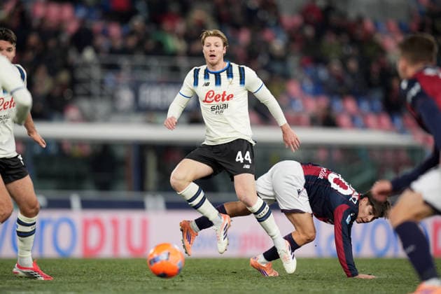 Atalanta s Marco Brescianini fights for the ball with Bologna s Benjamin Dominguez during the Serie A soccer match between Bologna and Atalanta at the Renato DallÕAra Stadium in Bologna, north Italy - Wednesday, January 7, 2026 -  Copyright: xMassimoxPaolone LaPressex