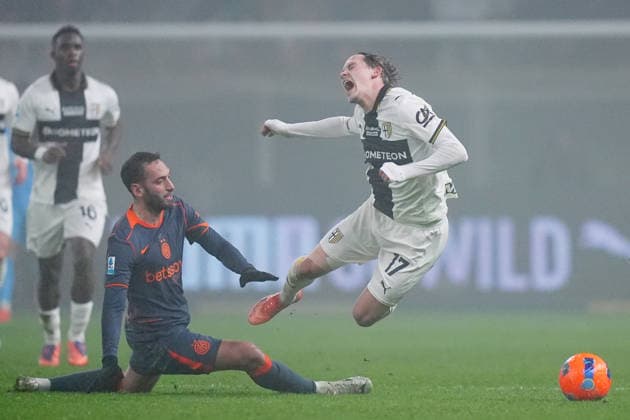 Inter Milan s Hakan Calhanoglu fights for the ball with Parma™s Jacob Ondrejka during the Serie A soccer match between Parma and Inter at the Tardini Stadium in Parma , north Italy - Wednesday , January 07 , 2025. - Soccer .  Copyright: xSpada LaPressex