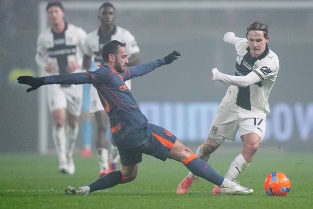 Inter Milan s Hakan Calhanoglu fights for the ball with Parma™s Jacob Ondrejka during the Serie A soccer match between Parma and Inter at the Tardini Stadium in Parma , north Italy - Wednesday , January 07 , 2025. - Soccer .  Copyright: xSpada LaPressex