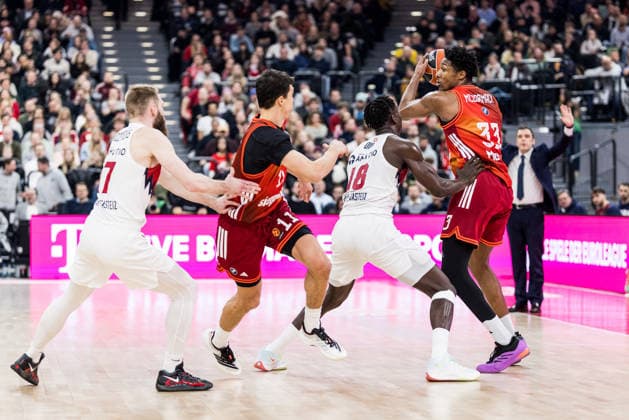 MUNICH, GERMANY - JANUARY 07: David McCormack (FC Bayern Muenchen, 33) controls the ball against Khalifa Diop (Kosner Baskonia Vitoria-Gasteiz, 18) during the Turkish Airlines EuroLeague match between FC Bayern Muenchen vs. Kosner Baskonia Vitoria-Gasteiz at SAP Garden on round 20 of Turkish Airlines EuroLeague on January 07, 2026 in Munich, Germany. Bavaria Germany Copyright: xSteffiexWunderlx