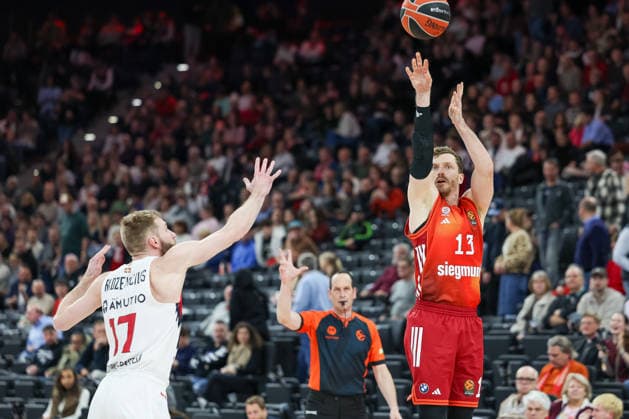 Andreas Obst FC Bayern Basketball, 13 on throw, with Gytis Redzevicius Baskonia Vitoria Gasteiz, 17 , GER, FC Bayern Basketball vs Kosner Baskonia Vitoria Gasteiz, Basketball, Euroleague, Matchday 20, Season 2025 2026, 07 01 2026, GER, FC Bayern Basketball vs Kosner Baskonia Vitoria Gasteiz, Basketball, Euroleague, Matchday 20, Season 2025 2026, 07 01 2026 Munich Copyright: xEibner-Pressefoto JennixMaulx EP_JML