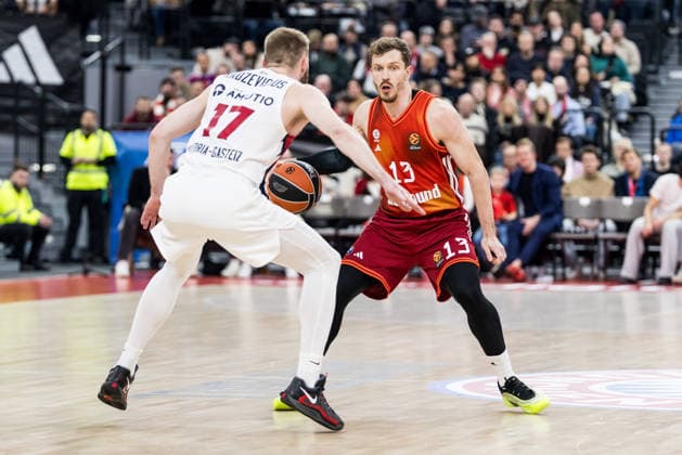 MUNICH, GERMANY - JANUARY 07: Andreas Andi Obst (FC Bayern Muenchen, 13) controls the ball against Gytis Radzevicius (Kosner Baskonia Vitoria-Gasteiz, 17) during the Turkish Airlines EuroLeague match between FC Bayern Muenchen vs. Kosner Baskonia Vitoria-Gasteiz at SAP Garden on round 20 of Turkish Airlines EuroLeague on January 07, 2026 in Munich, Germany. Bavaria Germany Copyright: xSteffiexWunderlx