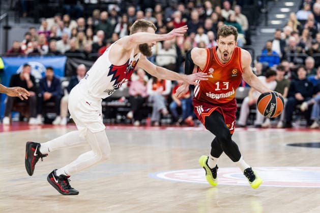 MUNICH, GERMANY - JANUARY 07: Andreas Andi Obst (FC Bayern Muenchen, 13) controls the ball against Gytis Radzevicius (Kosner Baskonia Vitoria-Gasteiz, 17) during the Turkish Airlines EuroLeague match between FC Bayern Muenchen vs. Kosner Baskonia Vitoria-Gasteiz at SAP Garden on round 20 of Turkish Airlines EuroLeague on January 07, 2026 in Munich, Germany. Bavaria Germany Copyright: xSteffiexWunderlx
