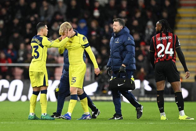 Bournemouth v Tottenham Hotspur, Premier League Substitution - Lucas Bergvall (15) of Tottenham Hotspur looks dejected as he goes off injured during the Premier League match between Bournemouth and Tottenham Hotspur at the Vitality Stadium, Bournemouth, UK on 7 January 2026. Bournemouth Vitality Stadium Dorset UK Editorial use only DataCo restrictions apply See www.football-dataco.com , Copyright: xGrahamxHuntx PSI-23541-0102