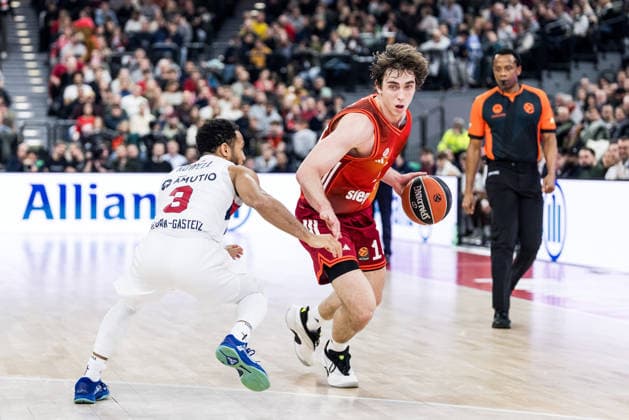 MUNICH, GERMANY - JANUARY 07: Justinian Jessup (FC Bayern Muenchen, 10) controls the ball against Markquis Nowell (Kosner Baskonia Vitoria-Gasteiz, 3) during the Turkish Airlines EuroLeague match between FC Bayern Muenchen vs. Kosner Baskonia Vitoria-Gasteiz at SAP Garden on round 20 of Turkish Airlines EuroLeague on January 07, 2026 in Munich, Germany. Bavaria Germany Copyright: xSteffiexWunderlx