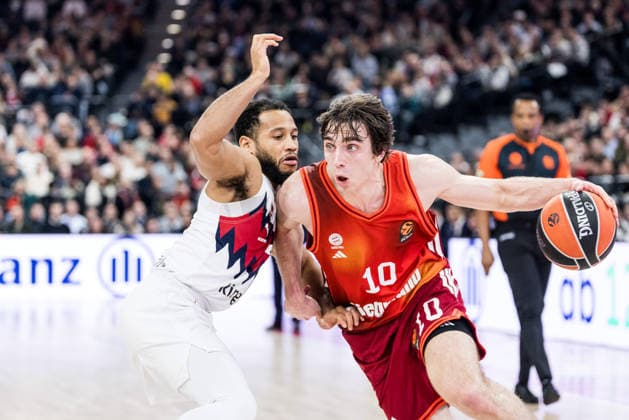 MUNICH, GERMANY - JANUARY 07: Justinian Jessup (FC Bayern Muenchen, 10) controls the ball against Markquis Nowell (Kosner Baskonia Vitoria-Gasteiz, 3) during the Turkish Airlines EuroLeague match between FC Bayern Muenchen vs. Kosner Baskonia Vitoria-Gasteiz at SAP Garden on round 20 of Turkish Airlines EuroLeague on January 07, 2026 in Munich, Germany. Bavaria Germany Copyright: xSteffiexWunderlx