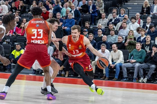 Andreas Obst 13 FC Bayern Muenchen Basketball in action, dribbles, with David McCormack 33 FC Bayern Muenchen Basketball , FC Bayern Muenchen Basketball vs Kosner Baskonia Vitoria Gasteiz, Basketball, Men, Turkish Airlines EuroLeague, Regular Season, Season 2025 2026, 07 01 2026 Muenchen Bayern Germany Copyright: xkolbert-press MartinxAgüerax