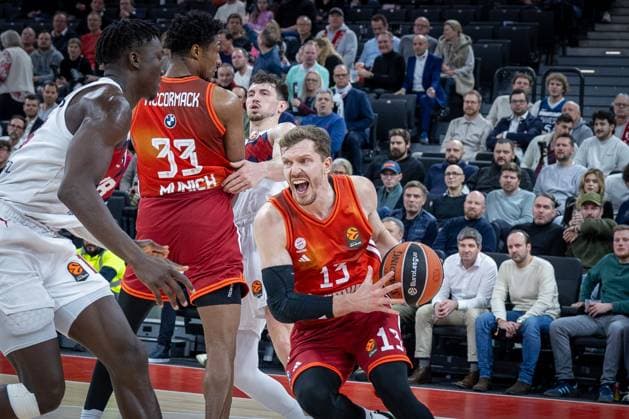 Andreas Obst 13 FC Bayern Muenchen Basketball in action, with David McCormack 33 FC Bayern Muenchen Basketball , FC Bayern Muenchen Basketball vs Kosner Baskonia Vitoria Gasteiz, Basketball, Men, Turkish Airlines EuroLeague, Regular Season, Season 2025 2026, 07 01 2026 Muenchen Bayern Germany Copyright: xkolbert-press MartinxAgüerax
