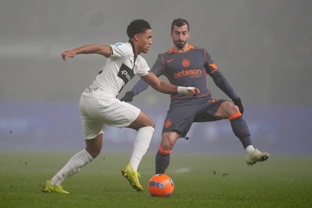 Parma™s Sascha Britschgi , Inter Milan s Henrikh Mkhitaryan during the Serie A soccer match between Parma and Inter at the Tardini Stadium in Parma , north Italy - Wednesday , January 07 , 2025. - Soccer .  Copyright: xSpada LaPressex