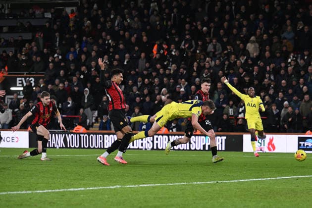 Bournemouth v Tottenham Hotspur, Premier League No penalty - Micky van de Ven (37) of Tottenham Hotspur dives in the penalty area after being tackled by David Brooks (7) of AFC Bournemouth and VAR over turns the penalty decision during the Premier League match between Bournemouth and Tottenham Hotspur at the Vitality Stadium, Bournemouth, UK on 7 January 2026. Bournemouth Vitality Stadium Dorset UK Editorial use only DataCo restrictions apply See www.football-dataco.com , Copyright: xGrahamxHuntx PSI-23541-0112