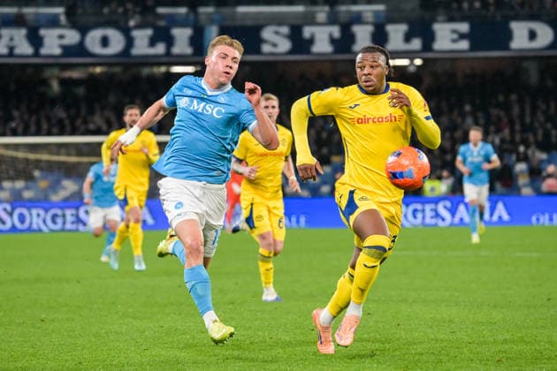 2026-01-07 SSC Napoli v Hellas Verona - Italian Serie A Enilive NAPLES, ITALY - JANUARY 7: Rasmus Hojlund of SSC Napoli, Armel Bella-Kotchap of Hellas Verona during the Italian Serie A Enilive match between SSC Napoli and Hellas Verona at Stadio Diego Armando Maradona on January 7, 2026 in Naples, Italy. Naples Stadio Diego Armando Maradona Italy Content not available for redistribution in The Netherlands directly or indirectly through any third parties. Copyright: xCiroxSantangelox