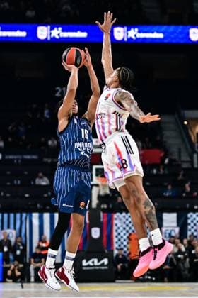 Anadolu Efes v Paris Basketball - EuroLeague ISTANBUL, TURKIYE - JANUARY 7: Perry Dozier (15) of Anadolu Efes and Jared Rhoden (8) of Paris Basketball compete for the ball during the EuroLeague week 20 match between Anadolu Efes and Paris Basketball at Basketball Development Center in Istanbul, Turkiye on January 7, 2026. Cem Tekkesinoglu Anadolu Istanbul Turkey. Editorial use only. Please get in touch for any other usage.  Copyright: x2026xAnadoluxCemxTekkesinoglux