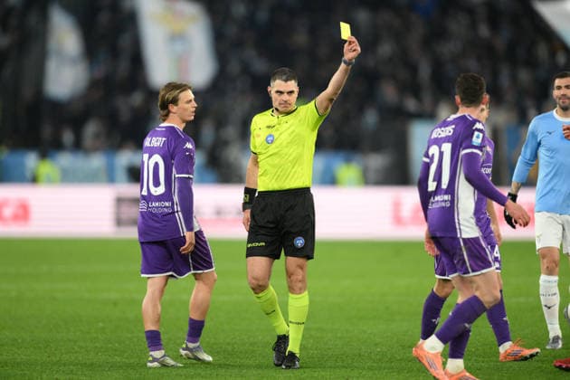 CALCIO - Serie A - SS Lazio vs ACF Fiorentina referee Simone Sozza issues a yellow card to Robin Gosens of AC Fiorentina during the match of 19th day of the Serie A Championship between S.S.Lazio and A.C. Fiorentina at the Olimpico Stadium on Jan 7, 2026 in Rome, Italy. during SS Lazio vs ACF Fiorentina, Italian soccer Serie A match in Rome, Italy, January 07 2026 Rome Italy  Copyright: xIPAxSport ABACAx