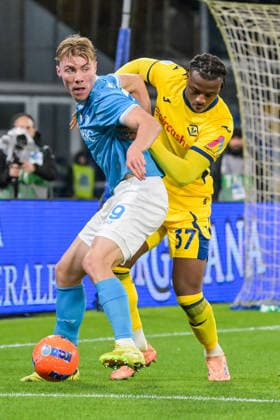 2026-01-07 SSC Napoli v Hellas Verona - Italian Serie A Enilive NAPLES, ITALY - JANUARY 7: Rasmus Hojlund of SSC Napoli, Armel Bella-Kotchap of Hellas Verona during the Italian Serie A Enilive match between SSC Napoli and Hellas Verona at Stadio Diego Armando Maradona on January 7, 2026 in Naples, Italy. Naples Stadio Diego Armando Maradona Italy Content not available for redistribution in The Netherlands directly or indirectly through any third parties. Copyright: xCiroxSantangelox