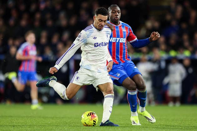 7th January 2026; Selhurst Park, Selhurst, London, England; Premier League Football, Crystal Palace versus Aston Villa; Morgan Rogers of Aston Villa takes a shot on goal under pressure from Jaydee Canvot of Crystal Palace  HenningxvonxJagow Content restricted for UK based newspaper