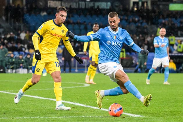 2026-01-07 SSC Napoli v Hellas Verona - Italian Serie A Enilive NAPLES, ITALY - JANUARY 7: Santana Do Nascimento Giovane of Hellas Verona, Leonardo Spinazzola of SSC Napoli during the Italian Serie A Enilive match between SSC Napoli and Hellas Verona at Stadio Diego Armando Maradona on January 7, 2026 in Naples, Italy. Naples Stadio Diego Armando Maradona Italy Content not available for redistribution in The Netherlands directly or indirectly through any third parties. Copyright: xCiroxSantangelox