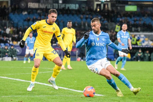 2026-01-07 SSC Napoli v Hellas Verona - Italian Serie A Enilive NAPLES, ITALY - JANUARY 7: Santana Do Nascimento Giovane of Hellas Verona, Leonardo Spinazzola of SSC Napoli during the Italian Serie A Enilive match between SSC Napoli and Hellas Verona at Stadio Diego Armando Maradona on January 7, 2026 in Naples, Italy. Naples Stadio Diego Armando Maradona Italy Content not available for redistribution in The Netherlands directly or indirectly through any third parties. Copyright: xCiroxSantangelox