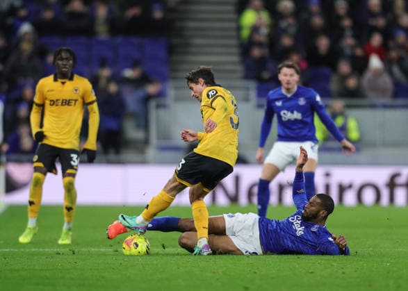 Premier League Everton v Wolverhampton Wanderers Hugo Bueno of Wolverhampton Wanderers is tackled by Beto of Everton during the Premier League match Everton vs Wolverhampton Wanderers at Hill Dickinson Stadium, Liverpool, United Kingdom, 7th January 2026 (Photo by Richard Bierton News Images) Liverpool Hill Dickinson Stadium Merseyside United Kingdom Copyright: xRichardxBierton NewsxImagesx