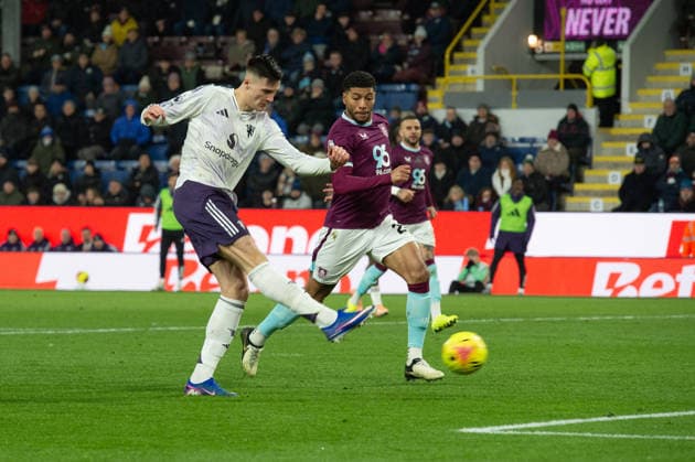 Burnley v Manchester United, ManU Premier League Benjamin Å eÅ¡ko of Manchester United scores his sides first goal ahead of Josh Laurent of Burnley during the Premier League between Burnley and Manchester United at Turf Moor, Burnley 07 01 2026 UK Newspapers OUT Copyright: xMattxWilkinsonx FIL-22757-0043