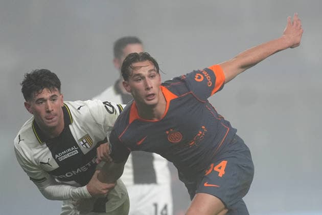 Parma™s Alessandro Circati fights for the ball with Inter Milan s Francesco Pio Esposito during the Serie A soccer match between Parma and Inter at the Tardini Stadium in Parma , north Italy - Wednesday , January 07 , 2025. - Soccer .  Copyright: xSpada LaPressex