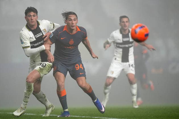 Parma™s Alessandro Circati fights for the ball with Inter Milan s Francesco Pio Esposito during the Serie A soccer match between Parma and Inter at the Tardini Stadium in Parma , north Italy - Wednesday , January 07 , 2025. - Soccer .  Copyright: xSpada LaPressex