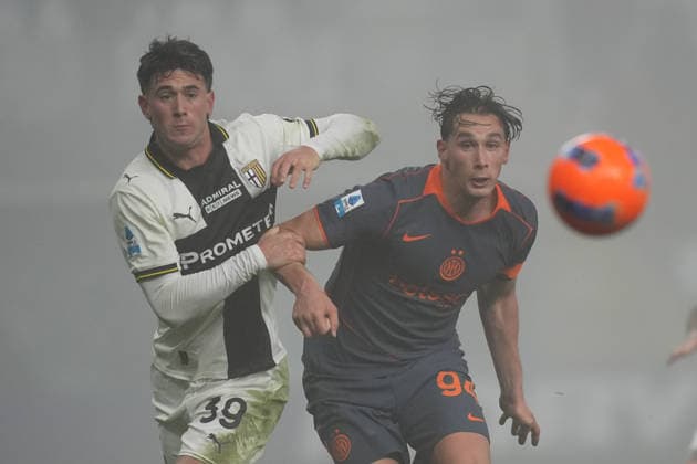 Parma™s Alessandro Circati fights for the ball with Inter Milan s Francesco Pio Esposito during the Serie A soccer match between Parma and Inter at the Tardini Stadium in Parma , north Italy - Wednesday , January 07 , 2025. - Soccer .  Copyright: xSpada LaPressex
