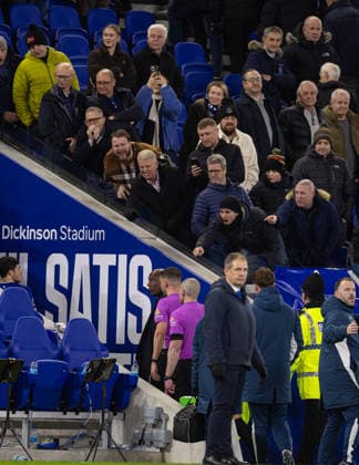 Football - FA Premier League - Everton FC v Wolverhampton Wanderers FC LIVERPOOL, ENGLAND - Wednesday, January 7, 2026: Everton supporters guesture angrilly towards referee Thomas Kirk, whos sent ogg as he walks off after the FA Premier League match between Everton FC and Wolverhampton Wanderers FC at Bramley-Moore Dock. (Photo by David Rawcliffe Propaganda) LIVERPOOL Bramley-Moore Dock MERSEYSIDE ENGLAND  Copyright: xDavidxRawcliffex P2026-01-07-Everton_Wolves-68