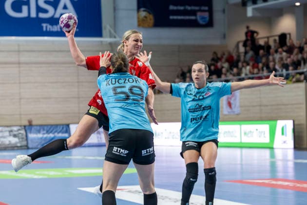 Handball Bundesliga Women, Season 2025 2026 SV Union Halle Neustadt vs Thüringer HC Halle, Germany 07 January 2026 In the picture from left in duel Csenge Kuczora Thueringer HC , Lea Gruber Halle and Jana Leonie Scheib Thueringer HC Halle Saale SWH Arena Sachsen Anhalt Germany