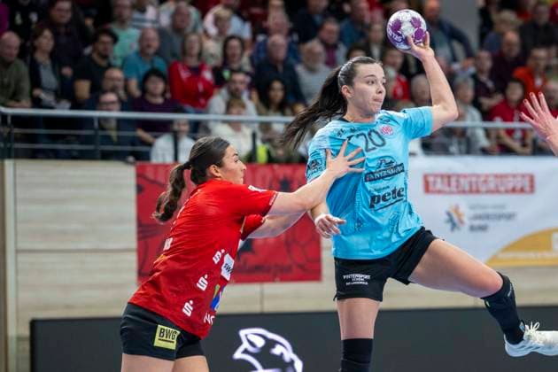 Handball Bundesliga Women, Season 2025 2026 SV Union Halle Neustadt vs Thüringer HC Halle, Germany 07 January 2026 In the picture from left in duel Lynn Molenaar Halle and Jana Leonie Scheib Thueringer HC Halle Saale SWH Arena Sachsen Anhalt Germany