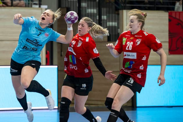 Handball Bundesliga Women, Season 2025 2026 SV Union Halle Neustadt vs Thüringer HC Halle, Germany 07 January 2026 In the picture from left Lotta Heider Thueringer HC , Viktoria Marksteiner Halle and Cara Reuthal Halle Halle Saale SWH Arena Sachsen Anhalt Germany