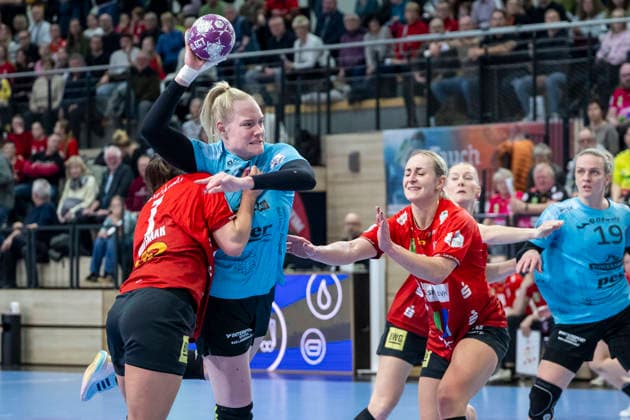 Handball Bundesliga Women, Season 2025 2026 SV Union Halle Neustadt vs Thüringer HC Halle, Germany 07 January 2026 In the picture from left in duel Lynn Molenaar Halle , Johanna Reichert Thueringer HC and Lea Gruber Halle Halle Saale SWH Arena Sachsen Anhalt Germany