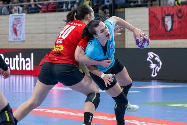 Handball Bundesliga Women, Season 2025 2026 SV Union Halle Neustadt vs Thüringer HC Halle, Germany 07 January 2026 In the picture from left in duel Tena Petika Halle and Jana Leonie Scheib Thueringer HC Halle Saale SWH Arena Sachsen Anhalt Germany