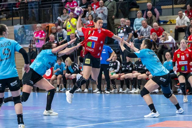 Handball Bundesliga Women, Season 2025 2026 SV Union Halle Neustadt vs Thüringer HC Halle, Germany 07 January 2026 In the picture from left in duel Jana Leonie Scheib Thueringer HC , Lynn Molenaar Halle and Giulia Guarieiro Thueringer HC Halle Saale SWH Arena Sachsen Anhalt Germany