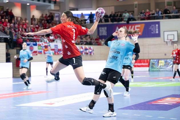 Handball Bundesliga Women, Season 2025 2026 SV Union Halle Neustadt vs Thüringer HC Halle, Germany 07 January 2026 In the picture from left Lynn Molenaar Halle and Luca Farago Thueringer HC Halle Saale SWH Arena Sachsen Anhalt Germany