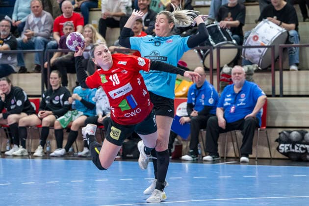 Handball Bundesliga Women, Season 2025 2026 SV Union Halle Neustadt vs Thüringer HC Halle, Germany 07 January 2026 Pictured from left Viktoria Marksteiner Halle and Nathalie Hendrikse Thueringer HC Halle Saale SWH Arena Sachsen Anhalt Germany