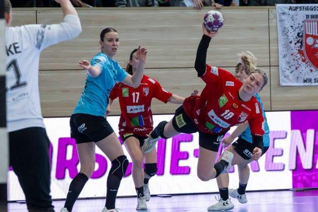 Handball Bundesliga Women, Season 2025 2026 SV Union Halle Neustadt vs Thüringer HC Halle, Germany 07 January 2026 In the picture from left Anna Szabo Thueringer HC and Viktoria Marksteiner Halle Halle Saale SWH Arena Sachsen Anhalt Germany